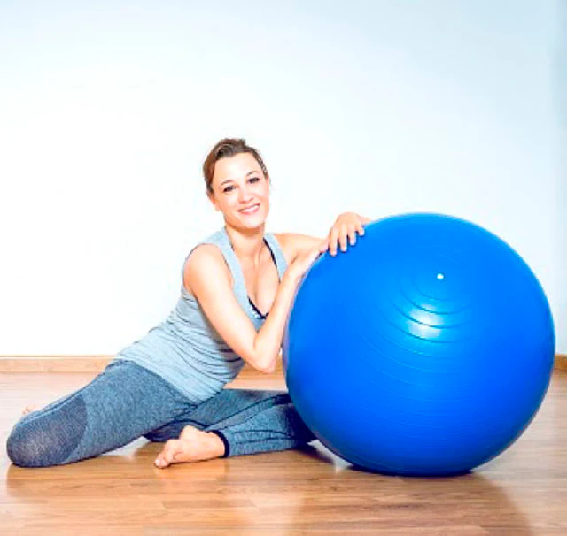 Pelota de Pilates y Yoga 25 cm | Flexible y Cómoda - Image 3