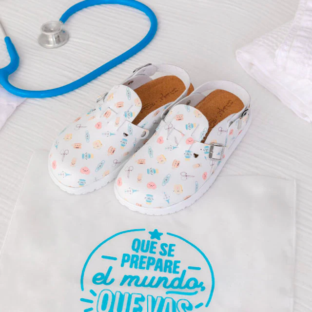 Zuecos de Enfermera para Mujer | Estampado Mr Wonderful - Image 7